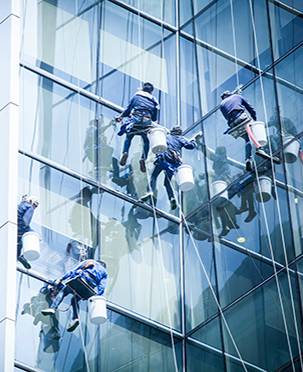 עובדים מנקים חלונות משרדים