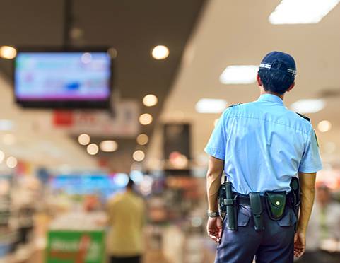 מאבטח שומר בחנות