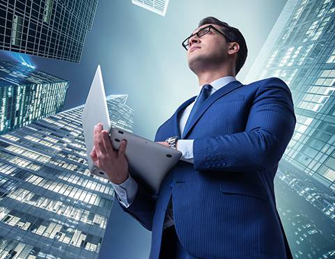 עיש עסקים בחליפה אוחז במחשב נייד