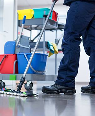 עובד ניקיון שוטף רצפה