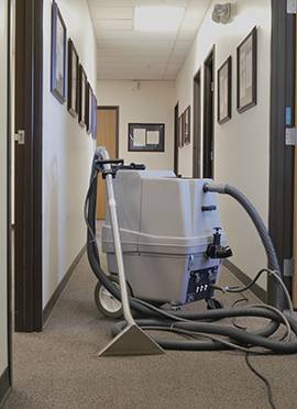 שואב אבק במסדרון עם שטיח