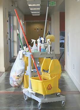 עגלת ניקיון במסדרון משרדי